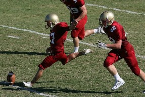 开云官网-西甲国家德比之夜，布克点燃赛场，当篮球巨星照亮足球圣殿